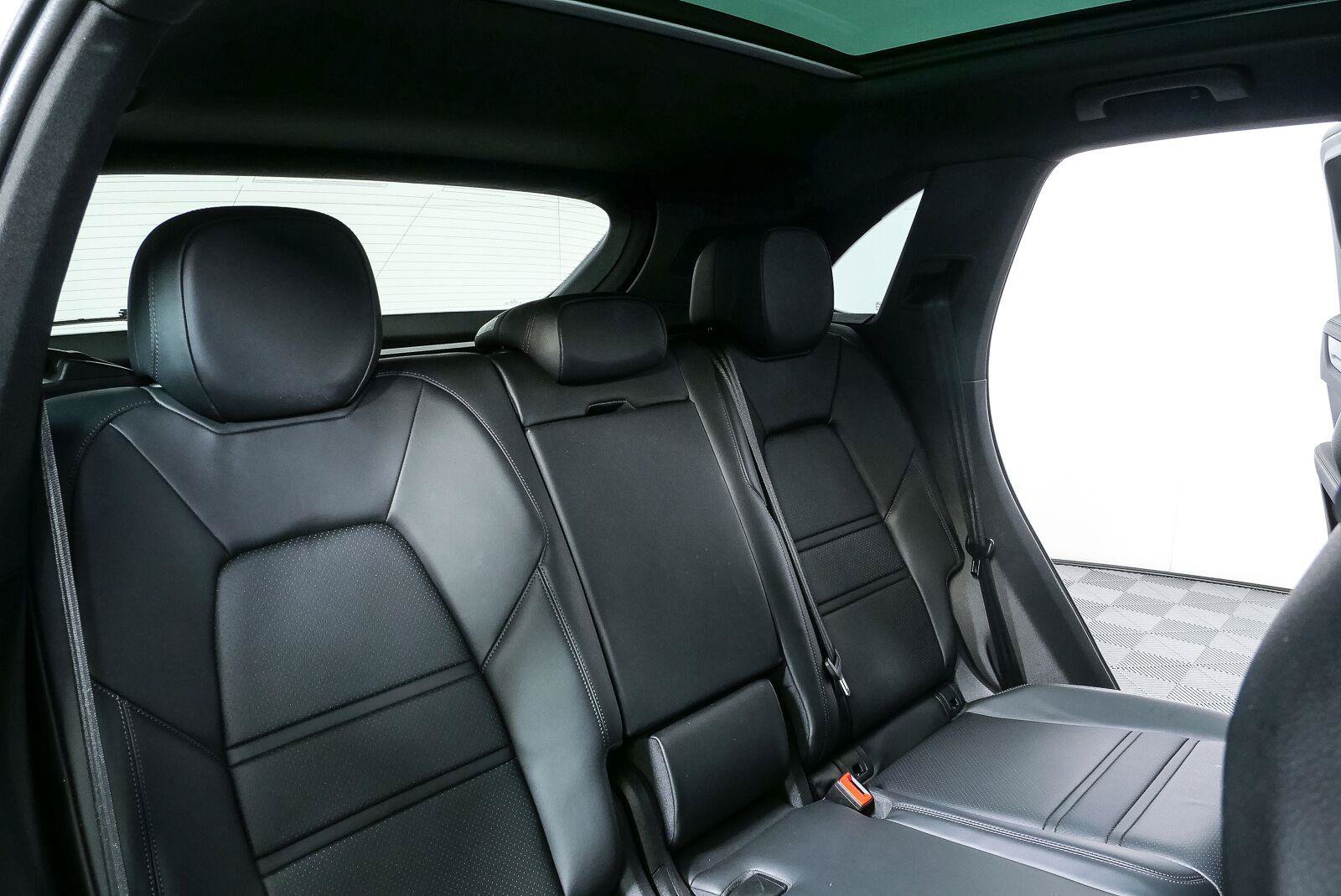 Certified 2023 Porsche Cayenne AWD/4WD image 24