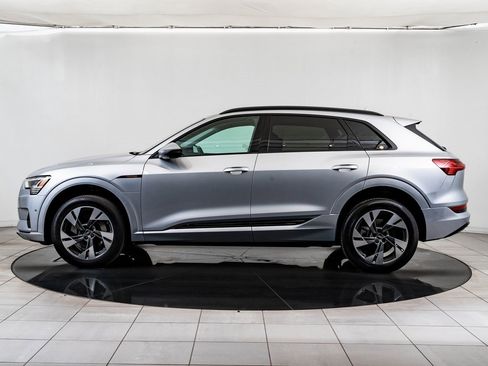 Used 2022 Audi e-tron Premium w/ Convenience Plus Package image 11