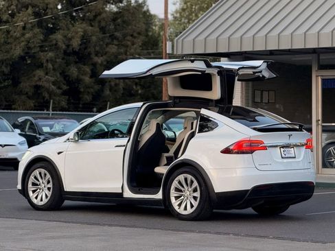 Used 2018 Tesla Model X 100D image 7