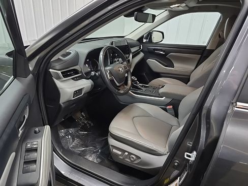 Used 2023 Toyota Highlander XLE AWD/4WD image 29
