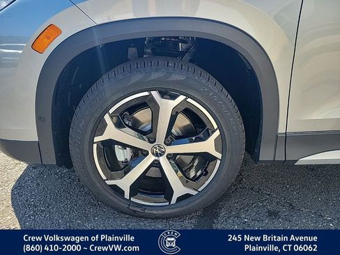 New 2025 Volkswagen Tiguan SE image 18