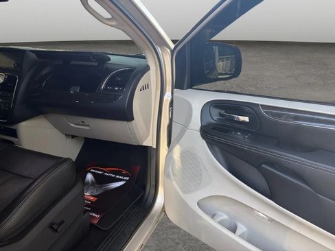 Used 2015 Chrysler Town & Country Touring-L w/ Driver Convenience Group FWD image 21