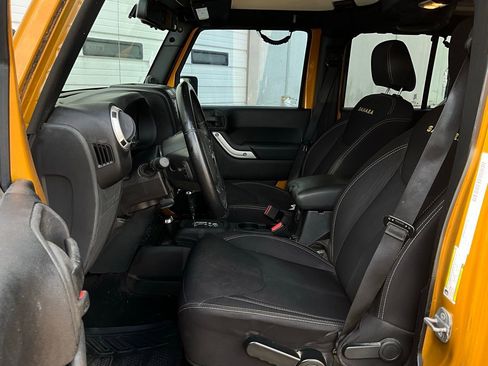 Used 2014 Jeep Wrangler Unlimited Sahara w/ Connectivity Group image 10