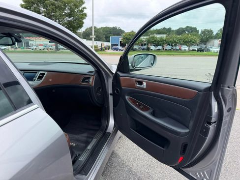 Used 2013 Hyundai Genesis 3.8 w/ Premium Pkg RWD image 16