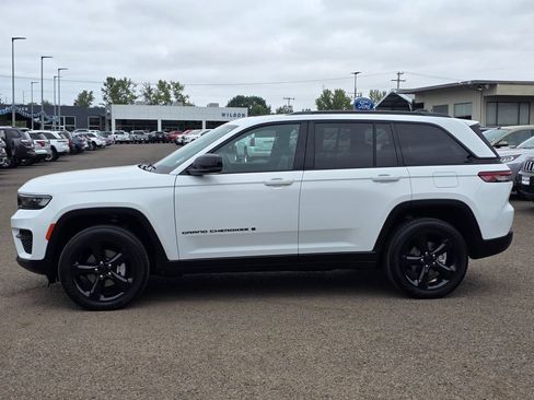 Used 2025 Jeep Grand Cherokee Altitude AWD/4WD image 9