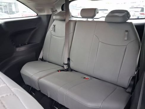 Used 2025 Toyota Sienna XLE w/ XLE Plus Package FWD image 6