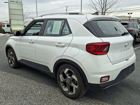 Used 2022 Hyundai Venue SEL image 4
