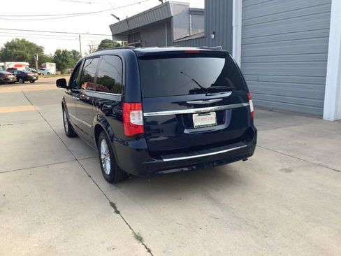 Used 2015 Chrysler Town & Country Touring-L w/ Driver Convenience Group FWD image 5