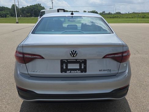 Used 2024 Volkswagen Jetta SE FWD image 4