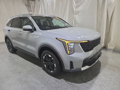 Used 2025 Kia Sorento S image 2
