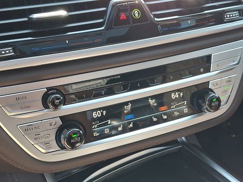 Used 2022 BMW 750i xDrive w/ Executive Package image 17