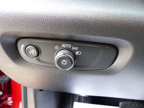 Used 2023 Chevrolet Traverse LT FWD image 23