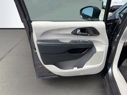 Used 2023 Chrysler Pacifica Touring-L image 23