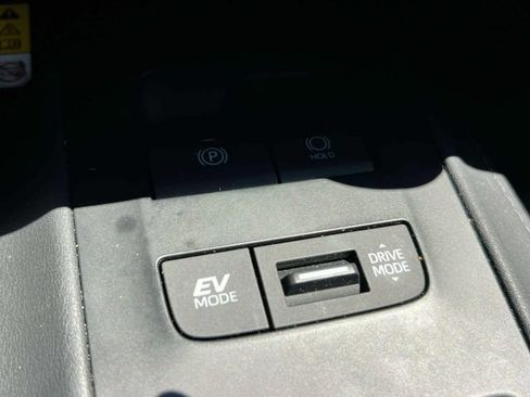 Used 2021 Toyota Venza LE AWD/4WD image 36
