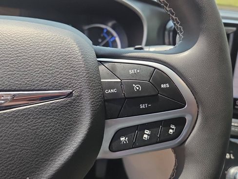 Used 2023 Chrysler Pacifica Touring-L FWD image 27