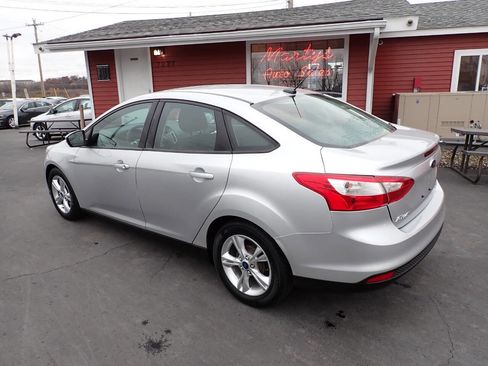 Used 2013 Ford Focus SE w/ SE Winter Pkg image 4