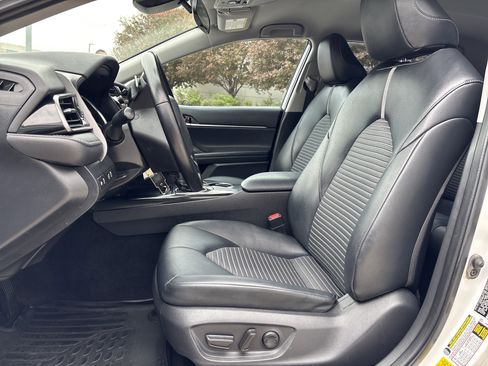 Used 2019 Toyota Camry SE FWD image 14