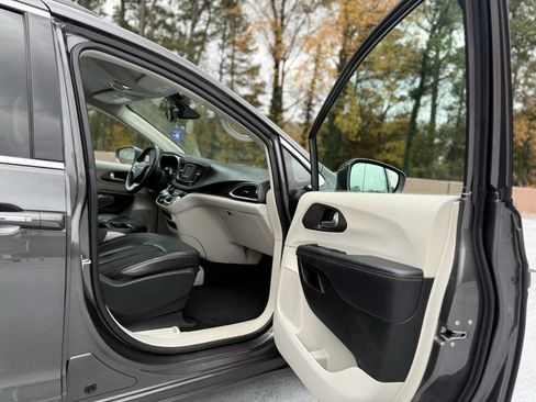 Used 2017 Chrysler Pacifica Touring-L image 20