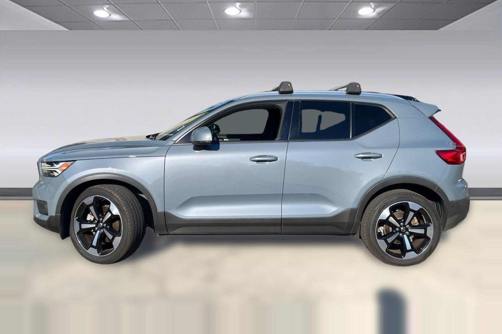 Used 2021 Volvo XC40 T5 Momentum w/ Premium Package AWD/4WD image 2