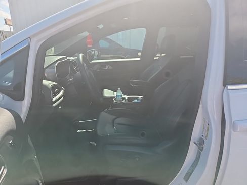 Used 2025 Chrysler Pacifica Select FWD image 3