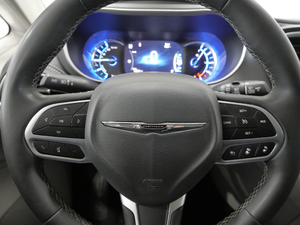 Used 2023 Chrysler Pacifica Touring-L FWD image 16