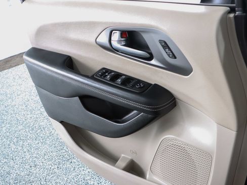 Used 2023 Chrysler Pacifica Touring-L image 21