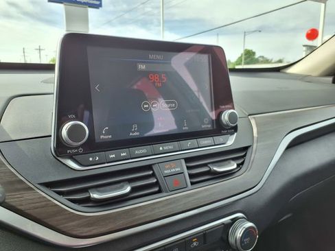 Used 2025 Nissan Altima 2.5 SV FWD image 24