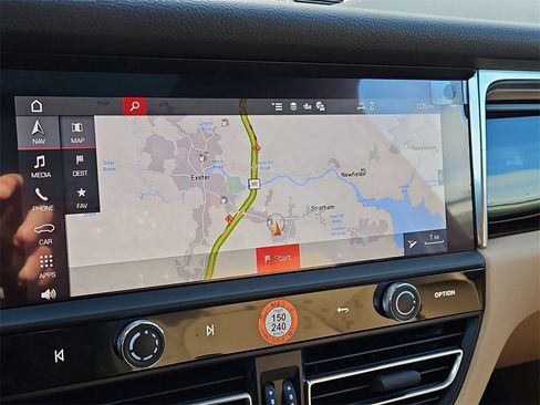 Certified 2025 Porsche Macan image 18