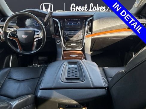 Used 2017 Cadillac Escalade ESV Luxury RWD image 10