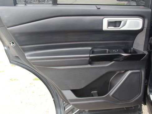 Used 2023 Ford Explorer Platinum w/ Premium Technology Package image 19