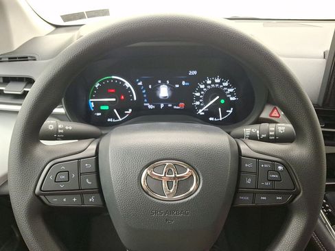 Used 2026 Toyota Sienna LE FWD image 19