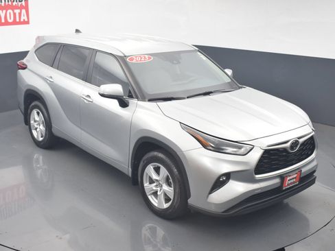 Used 2023 Toyota Highlander LE AWD/4WD image 25