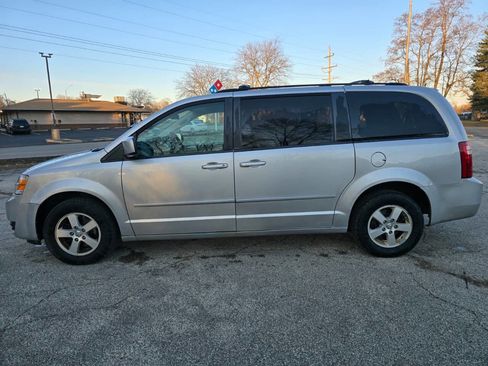 Used 2010 Dodge Grand Caravan SXT image 5