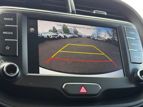 Used 2025 Kia Soul LX w/ LX Technology Package FWD image 19