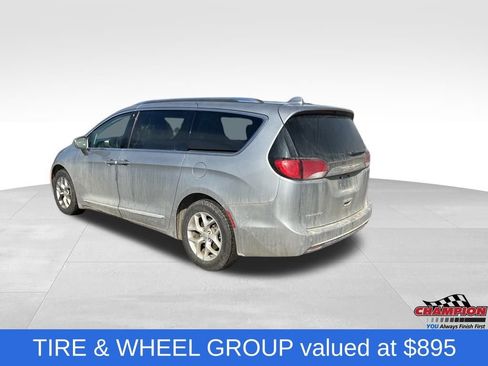 Used 2018 Chrysler Pacifica Touring-L w/ Tire & Wheel Group image 3