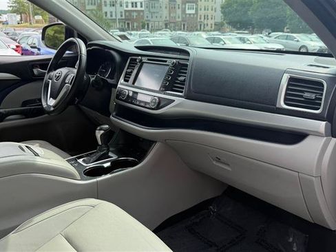 Used 2015 Toyota Highlander XLE AWD/4WD image 16