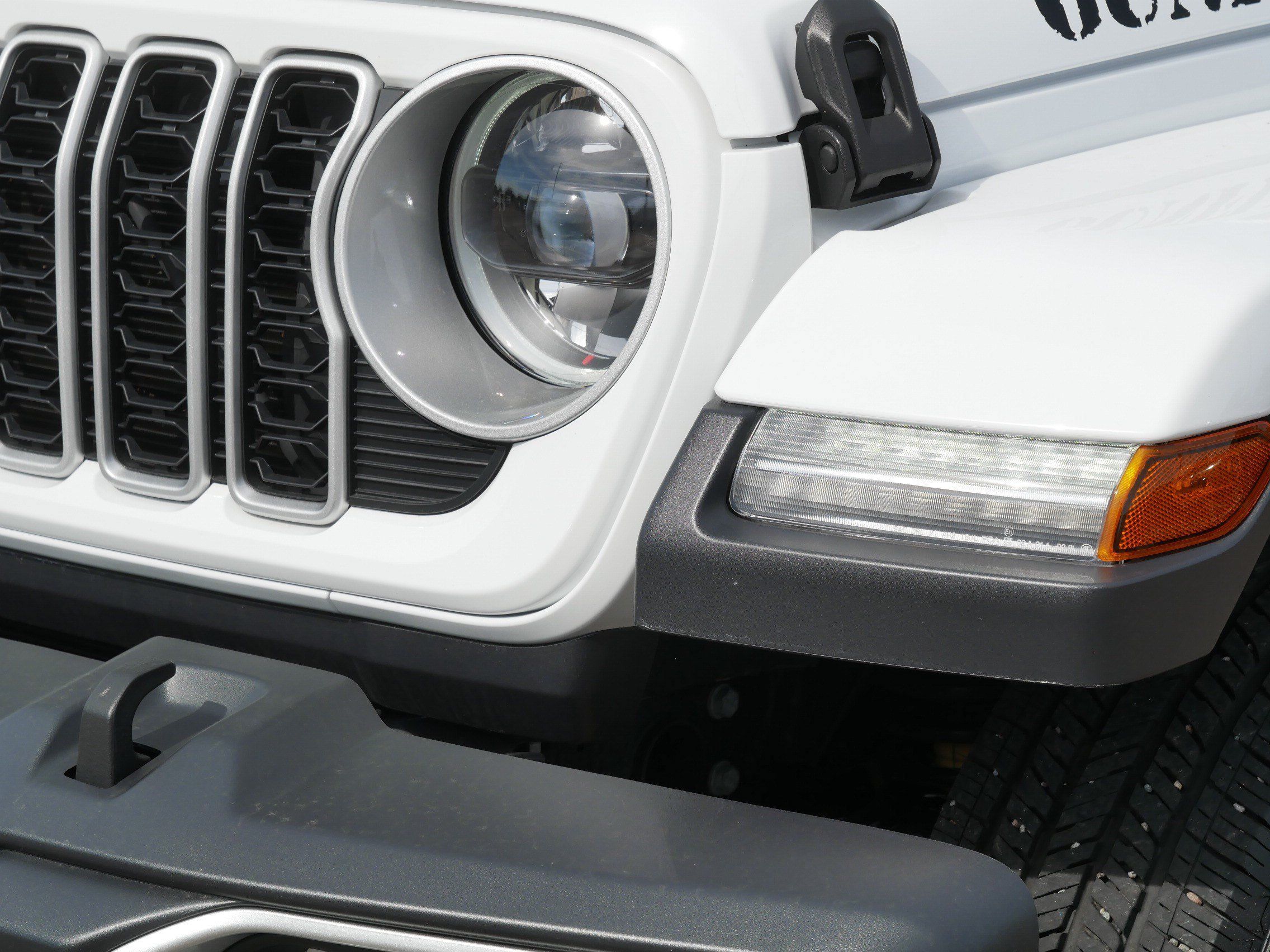 Used 2025 Jeep Wrangler Unlimited Sahara w/ Safety Group AWD/4WD image 16