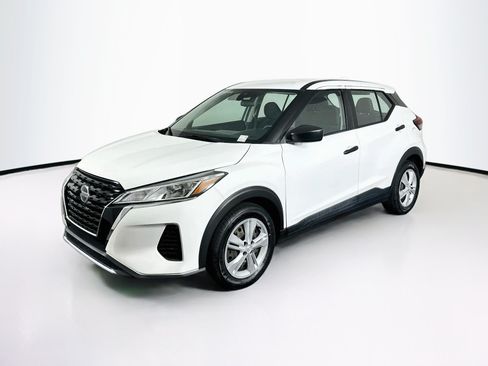 Used 2021 Nissan Kicks S FWD image 3