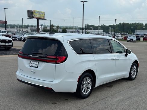 Used 2023 Chrysler Pacifica Touring-L FWD image 35