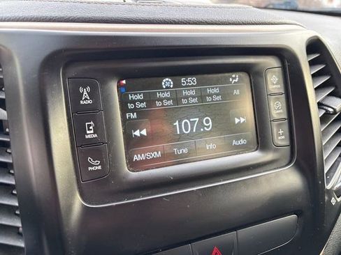 Used 2018 Jeep Cherokee Latitude w/ Cold Weather Group image 21