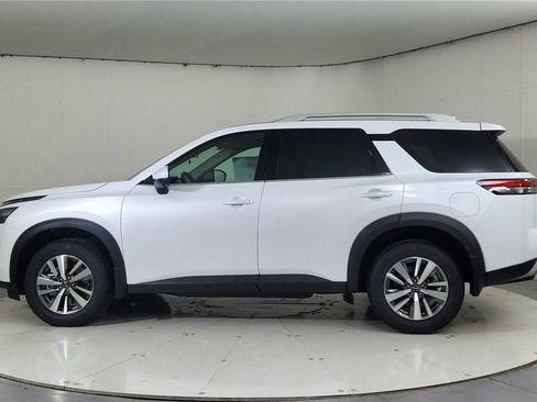 Used 2025 Nissan Pathfinder SL w/ Black Appearance Package image 4