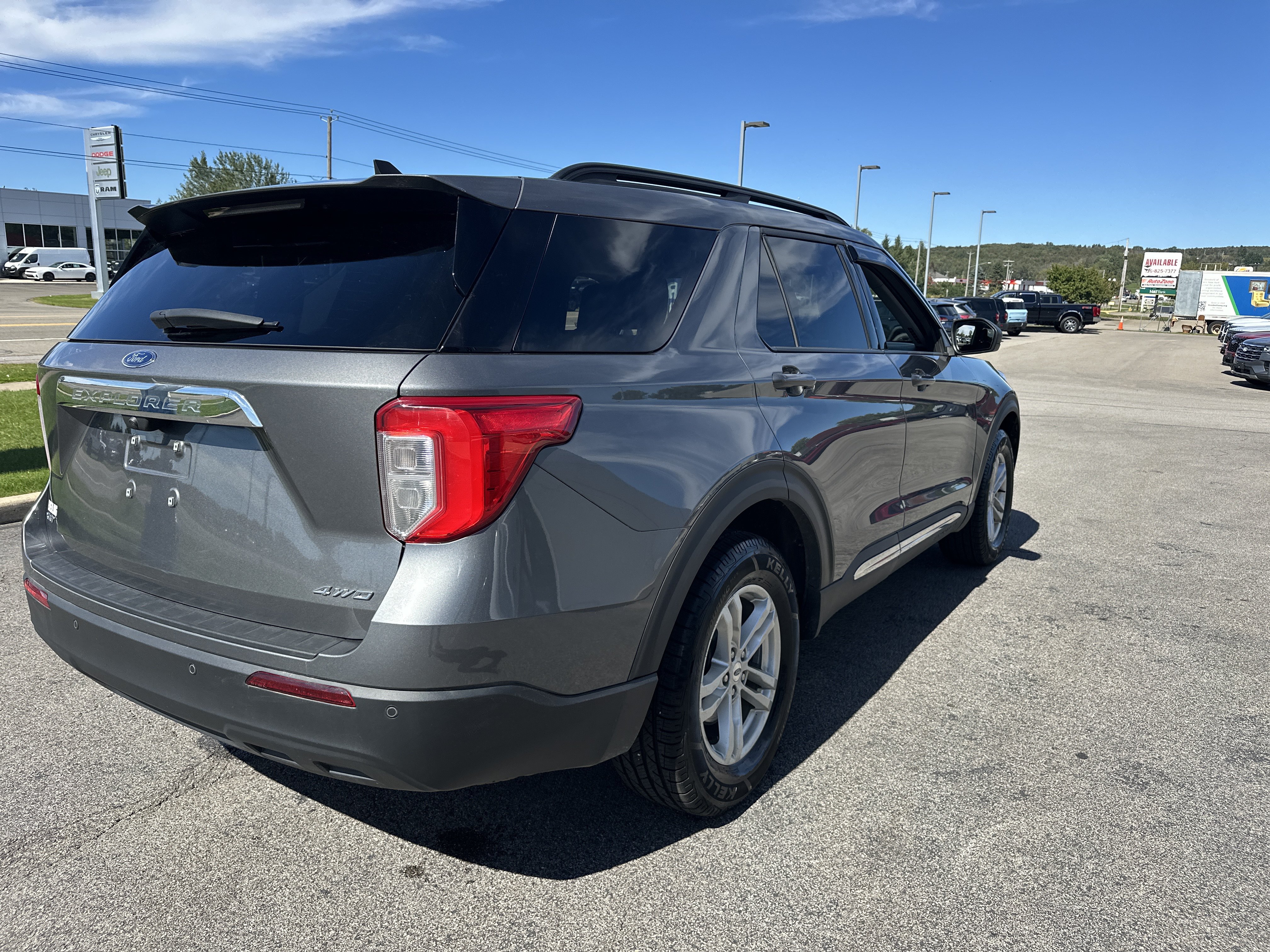Used 2023 Ford Explorer XLT AWD/4WD image 16