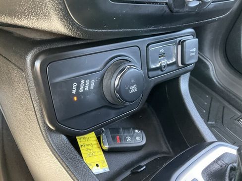 Used 2021 Jeep Renegade Latitude w/ Luxury Group I AWD/4WD image 23
