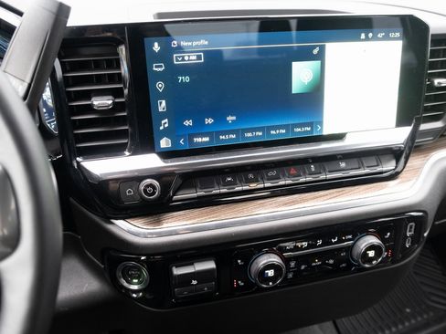 Used 2025 Chevrolet Silverado 1500 LT image 3