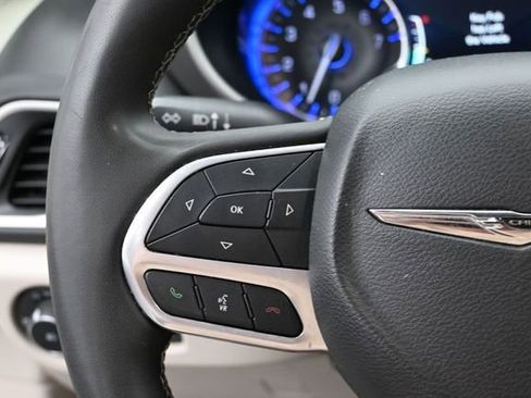Used 2023 Chrysler Pacifica Touring-L FWD image 17