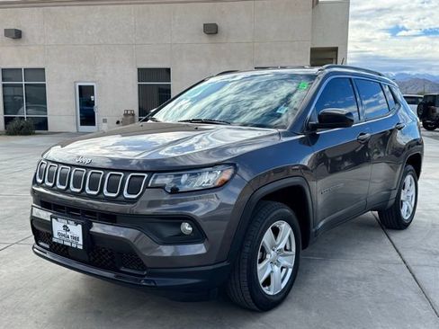Used 2022 Jeep Compass Latitude image 3