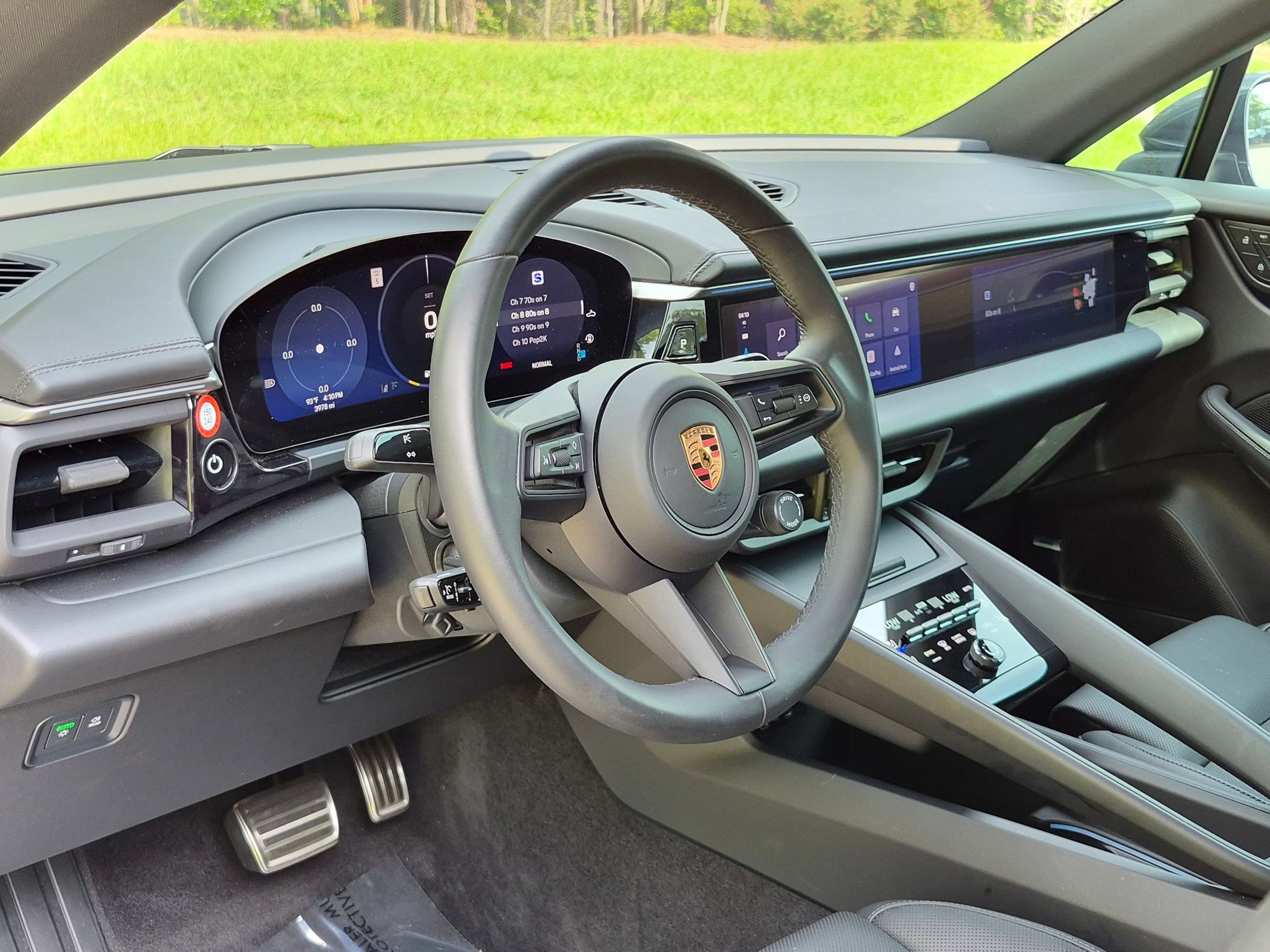Certified 2025 Porsche Macan 4S Electric AWD/4WD image 4