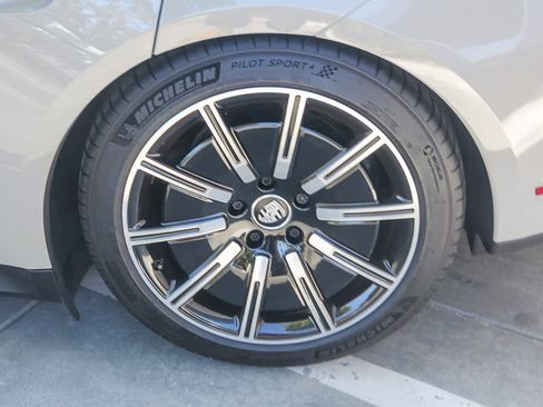 Used 2025 Porsche Taycan image 7