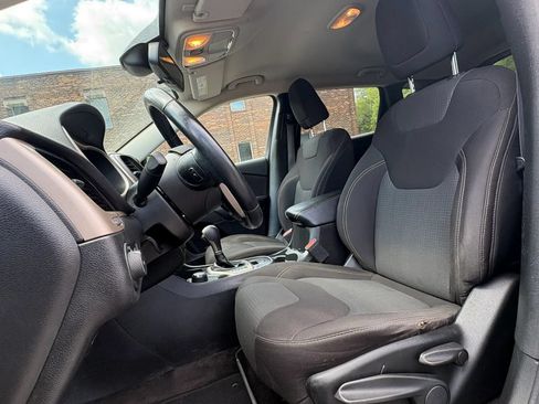 Used 2017 Jeep Cherokee Latitude AWD/4WD image 2
