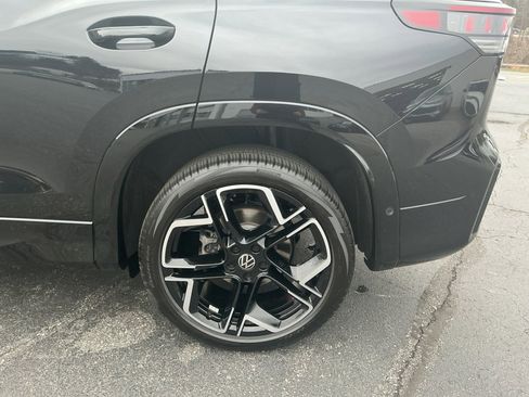 Certified 2025 Volkswagen Tiguan SEL R-Line image 25